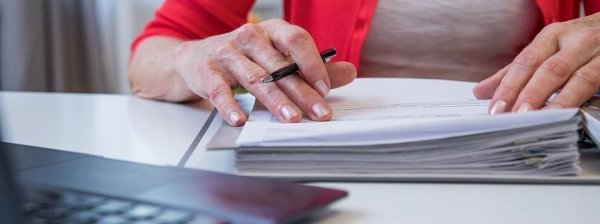 Das Steuerportal Elster kann auch durchaus für "Digital Natives" 
herausfordernd sein. Senioren brauchen deshalb bei der aktuellen Abfrage
zur Grundsteuer häufig Hilfe. - © Christin Klose/dpa