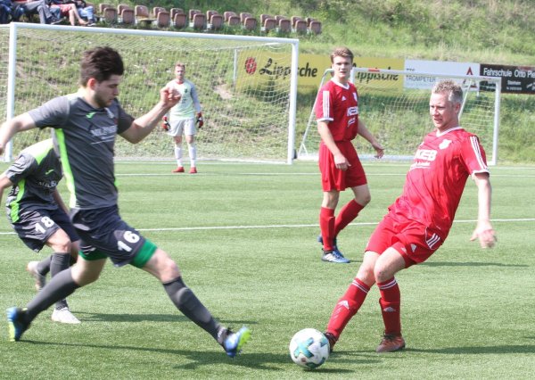Kampf um den Ball: Der Barntruper Ingo Brand (rechts) ist vor Nico Zünd vom TSV Oerlinghausen am Ball. - © Sebastian Lucas(LZ)