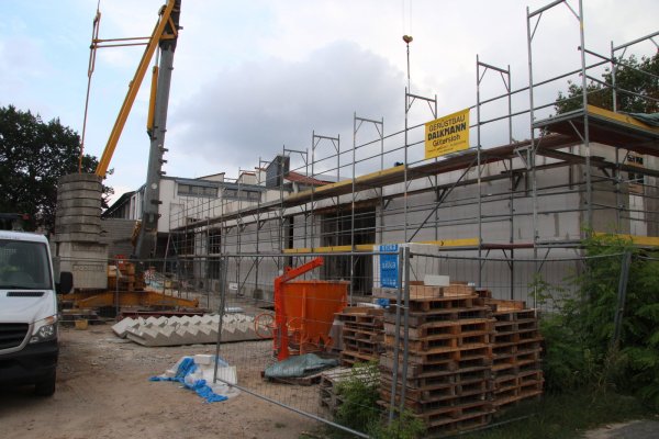 In vollem Gang: Bauarbeiten in und an der Realschule Augustdorf. - © Dieter Asbrock