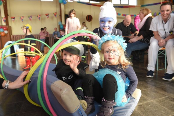 Jonathan und Nola (vorne, von links) haben mindestens so viel Spaß beim Kinderkarneval wie Schlumpf Paulina. - © Nicole Ellerbrake
