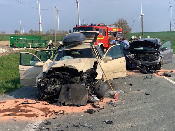 Auf der B68 bei Dörenhagen kam es zu einem Unfall mit mehreren Fahrzeugen. - © Ralph Meyer