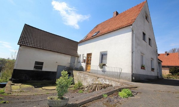 Für die Nachbarn ist das "Horrorhaus" ein Schandfleck für Bosseborn. - © David Schellenberg