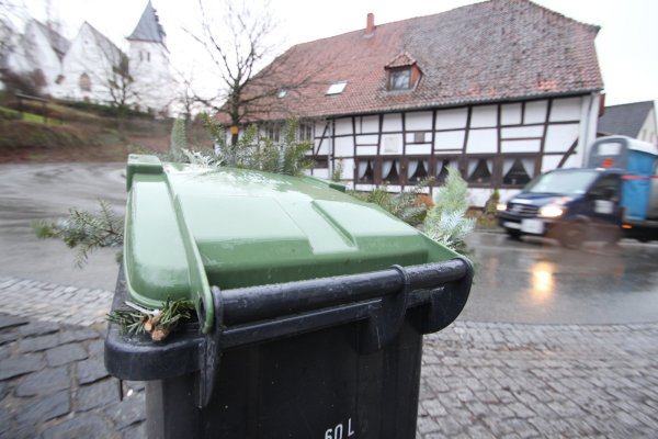 Günstiger: Die Gebühren für die Abfuhr von Rest- und Biomüll in Kalletal sinken. Das Foto zeigt eine grüne Tonne in Sichtweite von Altem Krug und Peterskirche in Talle. Foto: Jens Rademacher - © Jens Rademacher