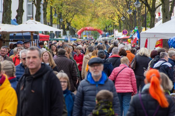Viel los: Auch bei der 23. Auflage des Bad Meinberger Bauernmarktes herrscht vom Heinrich-Drake-Platz bis zum Brunnentempel dichtes Gedränge. Besonders die Vielfalt an handgemachten und naturbelassenen Produkten begeistert die Besucher. - © Raphael Bartling