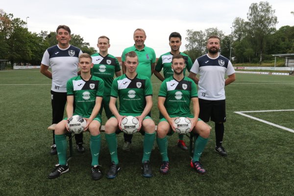 Ein Bild mit den Neuen beim TSV Oerlinghausen: (hinten von links) Trainer Miron Tadic, Nils Engmann, Obmann Gregor Kramer, Okan Yilmaz, Co-Trainer Milko Micanovic sowie (vorne von links) Kay Peikert, Tim Witte und Patrick Traczuk. - © Oliver König