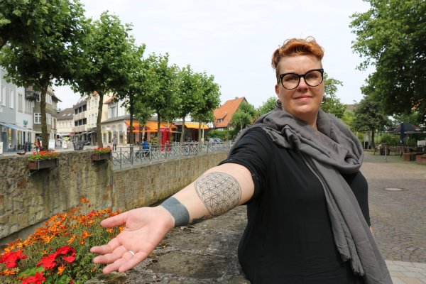 Wird bald übertätowiert: Die missglückte Lebensblume und das schwarze Band prangen unter anderem auf Tatjana Schuls Arm. Ein Cover-Up soll her. - © Archivfoto: Alexandra Schaller
