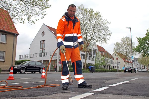 Sandro Kubasch vom Team Straßenunterhaltung der Stadt Detmold bringt die neuen Markierungen auf der Fahrbahn an der Ecke Elisabethstraße/Kissinger Straße an. - © Stadt Detmold