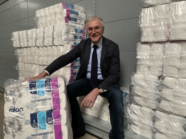 Ein bisschen was ist noch da: Uwe Hoberg ist Großhändler für Hygienepapier. Er verkauft Klopapier an gewerbliche Kunden und auch die ordern drei Mal so viel wie sonst. - © Nicole Bliesener
