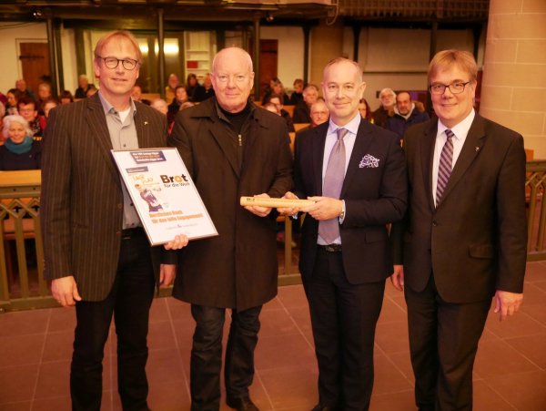 Der Staffelstab für „Brot für die Welt" ist in der Horner Kirche von Ulrich Kaltenborn (TBV, Zweiter von links) an Stefan Dörr (Landestheater) überreicht worden. Dieter Bökemeier (links) und Dietmar Arends (rechts) hoffen, dass viele Lipper die kirchliche Spendenaktion unterstützen. - © Thomas Krügler