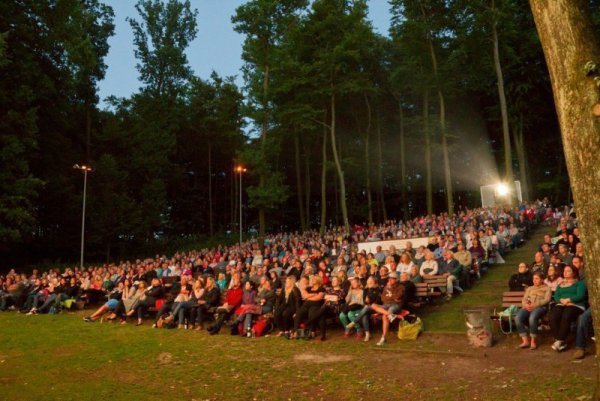 Volle Ränge auf der Waldbühne: Die Mondscheinkino-Saison 2017 startet. - © Landesverband Lippe