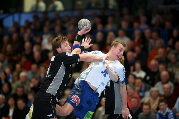 Das waren noch Zeiten, als Filip Jicha statt Fabian van Olphen (links) den TBV-Dress trug. Ein Schnappschuss aus dem OWL-Derby gegen den TuS N-Lübbecke 2005. - © Jörg Hagemann