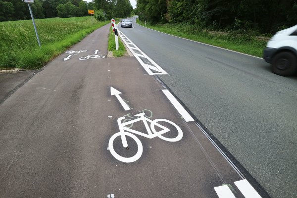 Auffällige Markierung: LZ-Leser Karlheinz Meier hält die Straßenüberquerung an der von den Fahrrad-Piktogrammen suggerierten Stelle am Ortsausgangs Diestelbruch für sehr gefährlich. - © Karlheinz Meier