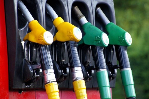 Fünf Täter überfallen Tankstelle und bedrohen Angestellten. - © Symbolfoto Pixabay