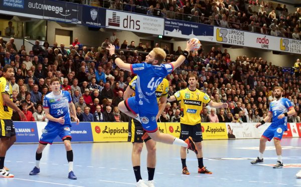 Alexander Reimann und Lukas Zerbe (Zweiter von links) gingen bei der Löwen-Jagd vorweg. Der dänische Weltmeister Mads Mensah Larsen (links) und Uwe Gensheimer (rechts) wirkten wie paralysiert. Foto: Jörg Hagemann - © Jörg Hagemann