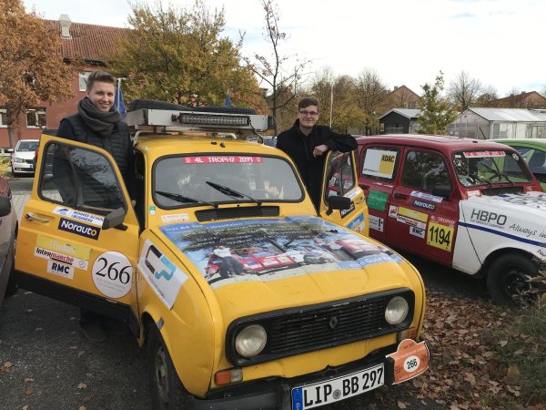 Nostalgie und Abenteuer: Pascal Nunne (rechts) und "Co-Pilot" Leander Heimann machen sich mit diesem alten Renault 4 im Februar auf durch die Wüste. - © R4 Team Westfalen
