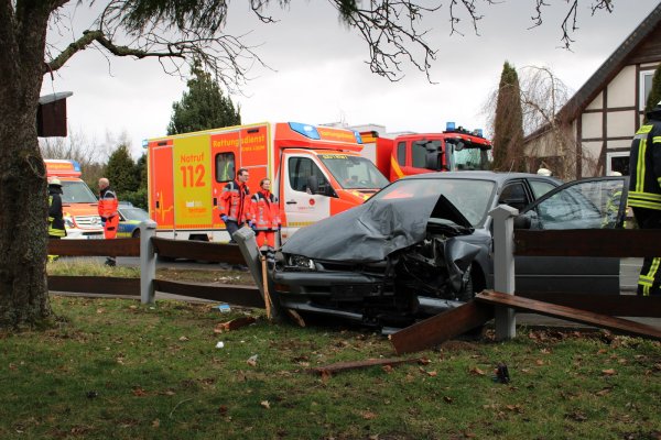 Nur noch Schrott: Der Toyota landet nach dem Verkehrsunfall in Lockhausen in einen Zaun. Der Fahrer muss schwer verletzt von der Feuerwehr aus seinem Fahrzeug befreit werden. - © Daniel Hobein