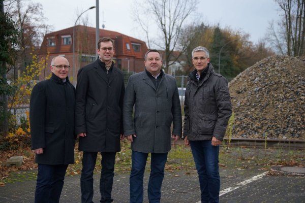 Fachbereichsleiter Frank Rayczik, Bürgermeister Matthias Kalkreuter, Landrat Dr. Axel Lehmann und Beigeordneter Thorsten Paulussen (von links) verschaffen sich einen Eindruck vom vorgesehenen Grundstück. - © Cordula Gröne