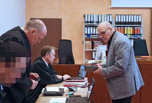 Der zehnte Prozesstag sollte der Aussage-Tag von Rolf Herbrechtsmeier (rechts) werden, doch nach kurzer Zeit wollte der selbsternannte „Führerscheinkönig" nach Absprache mit seinen Verteidigern Ralf Sugland (links) und Dr. Carsten Ernst nichts mehr sagen. - © Vera Gerstendorf-Welle