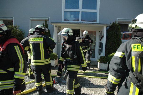 Mit 25 Einsatzkräften war die Feuerwehr im Ginsterweg vor Ort. - © Manfred Brinkmeier