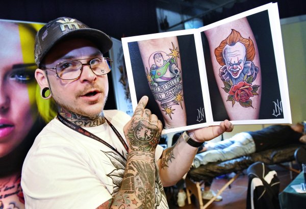 Zahlreiche Tattoo- und Piercing Artists aus ganz Deutschland präsentieren sich auf der TattooTattaa Messe und zeigen ihr Können auch direkt vor Ort, indem sie die Möglichkeit bieten, sich tätowieren oder auch piercen zu lassen. - © Barbara Franke
