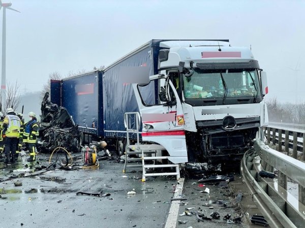Auf der A 44 bei Lichtenau hat sich am Dienstag ein schwerer Unfall ereignet. - © Ralph Meyer