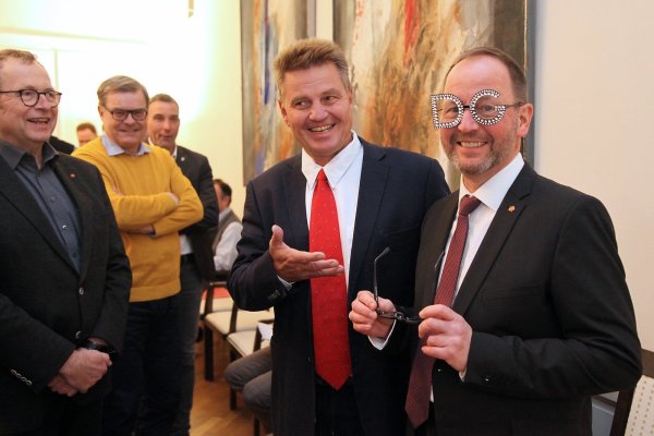 Hans-Jörg Düning-Gast hat auch die Stimmen der SPD bekommen und als kleines Extra noch eine schicke Brille, die der Fraktionsvorsitzende Andreas Kuhlmann dem frisch gebackenen Landesverbandsvorsteher zur sofortigen Anprobe überreichte. - © Bernhard Preuss