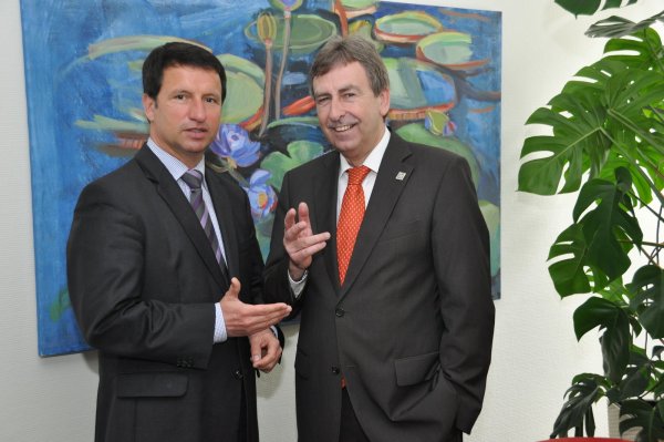 Landrat Michael Stickeln (l.) und sein Vorgänger Friedhelm Spieker. - © Kreis Höxter