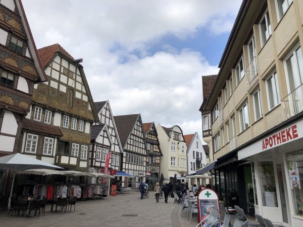 Blick in die Lange Straße, das Herz der Fußgängerzone in Bad Salzuflen. - © Sven Kienscherf