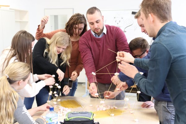 Warmup: Die Studenten müssen aus Marshmallows und Spagetthi um die Wette Türme bauen. Die Übung hilft dabei, auch ungewöhnliche Lösungswege in Betracht zu ziehen. - © Carina Schmihing