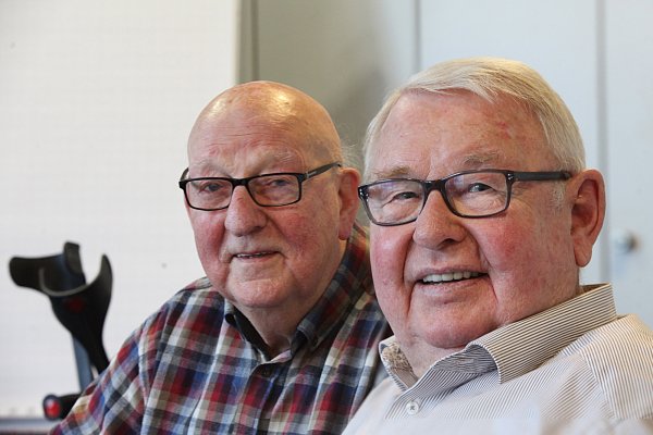 Seite an Seite beim LZ-Besuch: (von links) Die ehemaligen Kreisvorsitzenden Günter Erfkamp (Detmold) und Heinz Osterhage (Lemgo).  - © Vera Gerstendorf-Welle