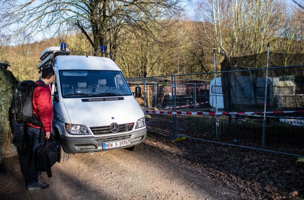 Ein Polizeiauto vor der abgesperrten Parzelle des mutmaßlichen Täters auf dem Campingplatz Eichwald in Lügde. - © picture alliance/Guido Kirchner/dpa