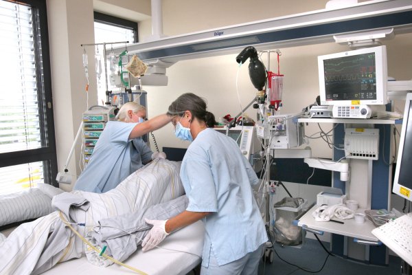 Intensiv-Betten gibt es noch genug in der Region, bei den Pflegekräften wird es für manches Krankenhaus langsam eng. - © Frank-Michael Kiel-Steinkamp