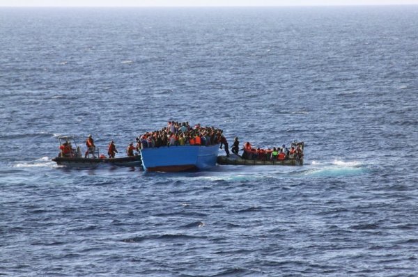 Symbolbild: Seenotrettung von Flüchtlingen im Mittelmeer. - © Symbolbild: Bundeswehr/Winkler/Archiv/dpa