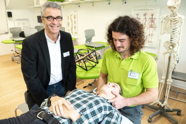 Übung: Der Leiter der Schule für Physiotherapie Lothar Hoerster mit den Schülern Sandro Tatischwili und Alisha Diekmann. - © Torben Gocke