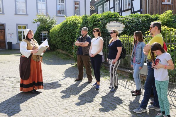 Stadtführerin Claudia Diekmann in der Rolle der Eliesebet Lohmans ermittelt mit den Teilnehmern in einem mutmaßlichen Mordfall. - © Alina Hetland