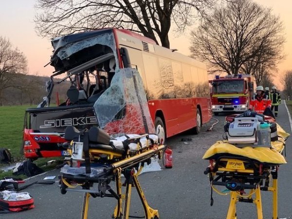 Auf der K13 bei Grundsteinheim kam am Dienstagmorgen ein Bus von der Fahrbahn ab. - © Ralph Meyer