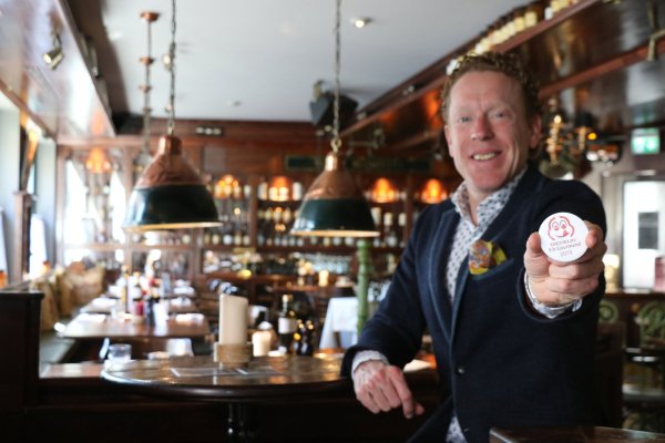 Neue Buttons: Christian Steffen, Inhaber des Lippischen Hofes, wird seine Mitarbeiter mit neuen Buttons ausstatten. Denn das Restaurant Walter's Pharmacy ist ab sofort im Bib Gourmand aufgenommen. - © Alexandra Schaller