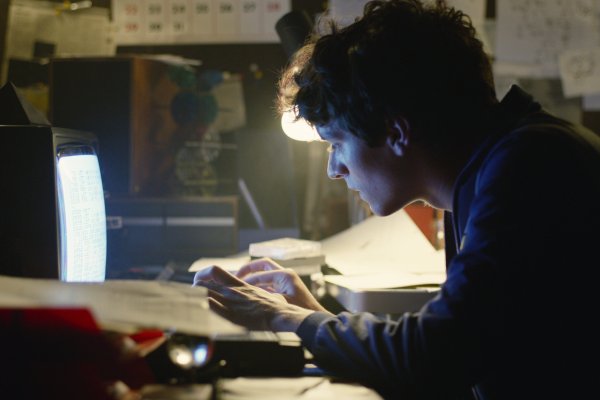 Stefan Butler (Fionn Whitehead) programmiert an seinem Spiel "Bandersnatch". - © Netflix / Black Mirror