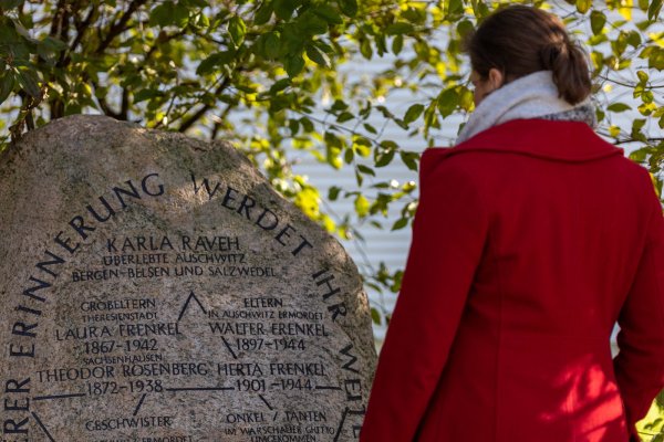 Der Gedenkstein vor der Karla-Raveh-Gesamtschule. - © Jannik Stodiek