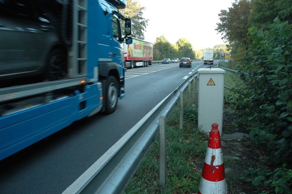 Nicht mehr nötig: An dieser Stelle auf der Ostwestfalenstraße, an der ein Leitkegel steht, gab es einen hochmodernen Starenkasten. Durch die Ampelanlage an der Abfahrt Wöbbel (Hintergrund) war sie jedoch überflüssig und ist deshalb entfernt worden. - © Manfred Brinkmeier