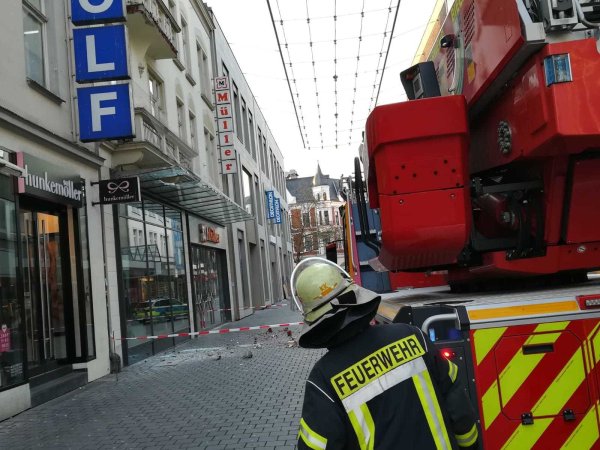 Feuerwehr, Polizei und Stadtverwaltung rückten in die Bahnhofstraße aus. Die Straße wurde gesperrt, weil nicht klar war, ob die Gefahr gebannt ist. - © Christine Panhorst