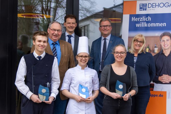 Die Sieger der Lippischen Jugendmeisterschaften im Gastgewerbe: (vorne, von links) Max Sundermeyer, Lena Kendon und Isabel Scheiper. Es gratulieren (hinten, von links) Kurt Kalkreuter (stellvertretender Landrat), Wolfgang Wilden (Schulleiter Felix-Fechenbach-Berufskolleg), Holger Lemke (Dehoga-Präsident) und Angelika Kasten (Detmolds stellvertretende Bürgermeisterin). - © Raphael Bartling