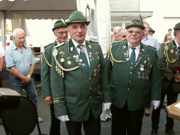 Als neuer Schützenkönig trägt Michael Gebel die Siegernadel an der Krawatte, die ihm von Horst Rothhardt vom Schießvorstand angesteckt wurde (von links). - © Wulf Daneyko