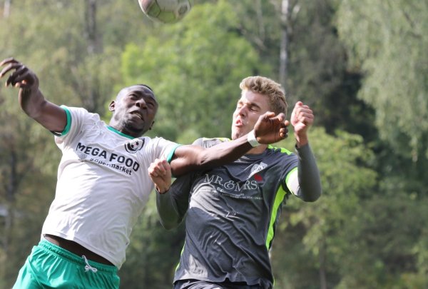 Haben sich interessante Duelle geleifert: Der Ex-Lemgoer im Trikot des SC Hicret Saliou Abou (links) und Oerlinghausens Kapitän Tobias Dingerdissen. - © Oliver König