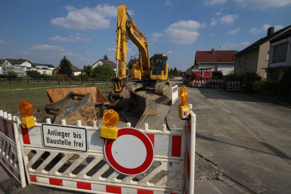 Straßenausbau: Um die Erneuerung der Straße Am Rosenhagen in Leopoldshöhe-Ort hatte es im vergangenen Jahr lange Streit geben. Hier hatte die Gemeinde die Sanierung eines Kanals mit der Sanierung der Straße kombiniert. Der Gemeinderat fordert das Land auf, das Kommunalabgabengesetz in diesem Punkt zu ändern und die Bürger zu entlasten. - © Thomas Dohna