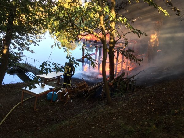 Die Gartenhütte stand komplett in Flammen, so dass auch die umliegende Vegetation anfing zu brennen. - © Feuerwehr Lage