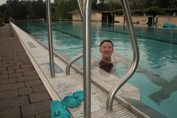 Hat das Schwimmbecken noch für sich: Die Barntruperin Ilse Kropp ist eine der ersten Besucherinnen des am Sonntag eröffneten Freibads.  Am 26. Mai startet die Badesaison auch in Alverdissen. - © Sylvia Frevert