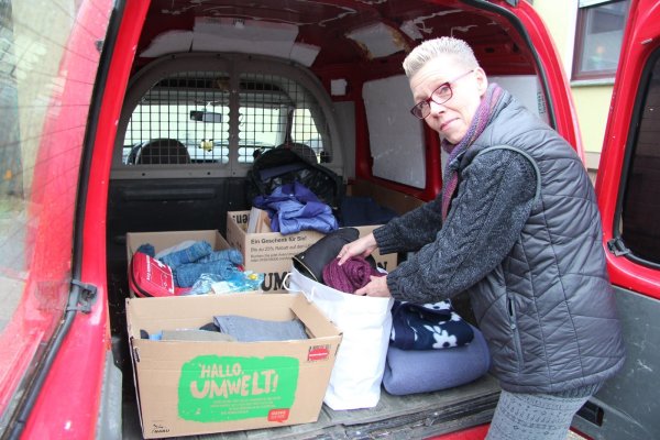 Wagenladung voll Wintersachen: Ina Thomas sortiert warme Kleidungsstücke und Decken, die im Detmolder Stadtgebiet an Obdachlose verteilt werden sollen. - © Jana Beckmann