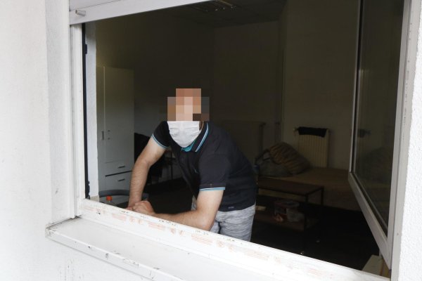 Eingesperrt: Der Moldawier Andrej W. und seine Mitbewohner sind seit dem 20. Juni in ihrer Wohngemeinschaft eingeschlossen. - © Burkhard Hoeltzenbein