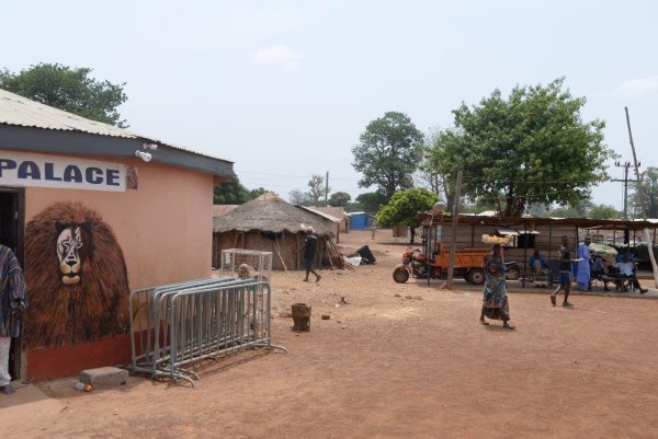 Der Königspalast im ghanaischen Yendi war 2002 Schauplatz blutiger Auseinandersetzungen, in deren Zug Muntaris Familie ermordet wurde. Dieter Bökemeier, Flüchtlingsbeauftragter der Lippischen Landeskirche, war auf seiner Afrikareise vor einigen Jahren selbst vor Ort. "Es handelt sich um ein traditionelles Viertel, der Rest der Stadt ist natürlich viel dichter bebaut", sagt er. - © Dieter Bökemeier